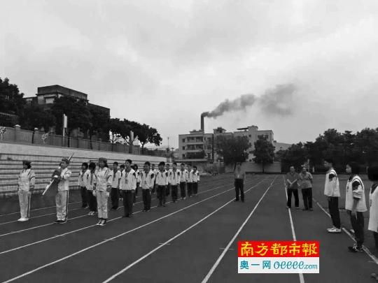 完美网(中国)黑烟突袭中学 东莞橡塑公司称或为雾霾